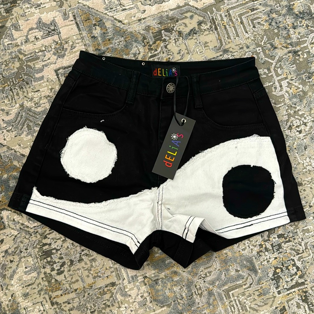 Delia’s CHIC DUALITY DENIM SHORTS